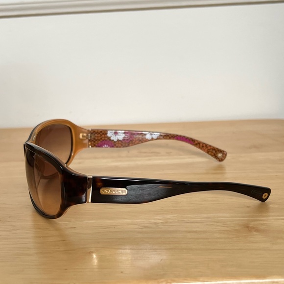 Coach sunglasses with case and cleaning cloth - Picture 3 of 6